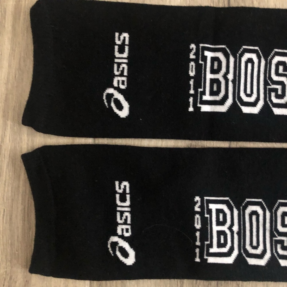ASICS 2011 BOSTON Black Arm Warmers New - Picture 2 of 5